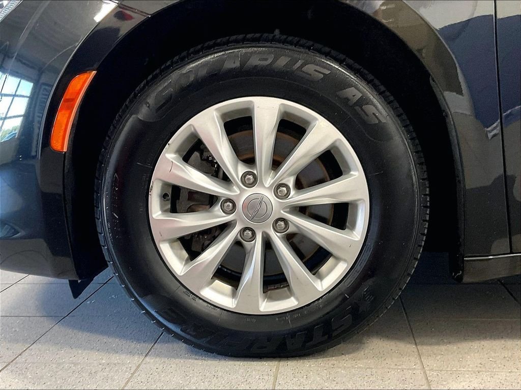Used 2017 Black Chrysler Touring L image 7
