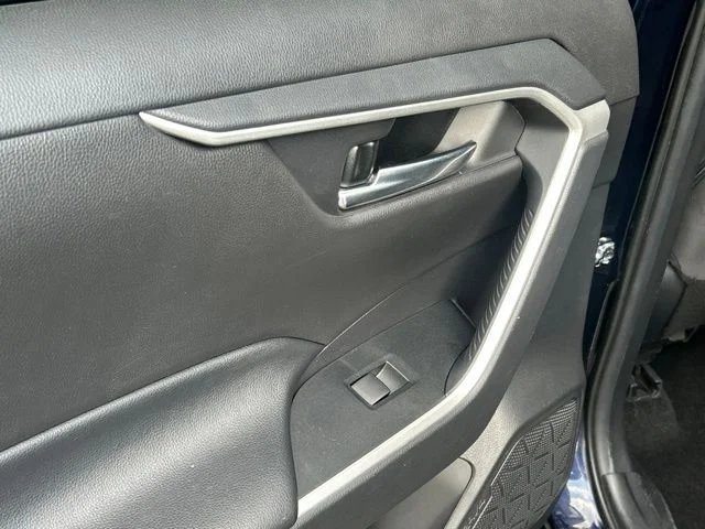 Used 2020  Toyota XLE image 34
