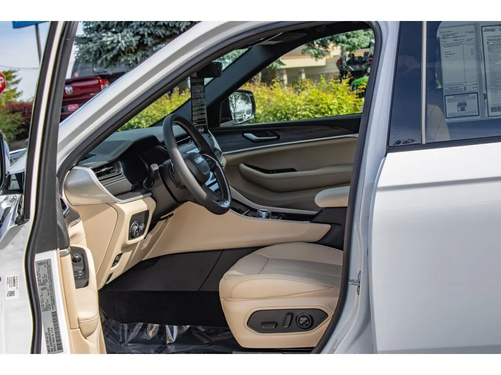 New 2026 Bright White Clear-Coat Exterior Paint Jeep Limited image 31