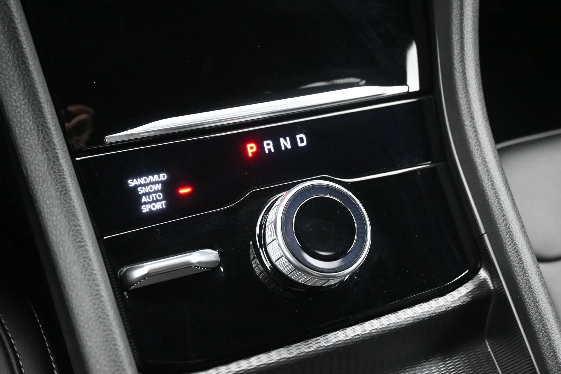 Used 2025 Diamond Black Crystal Pearlcoat Jeep Limited image 28