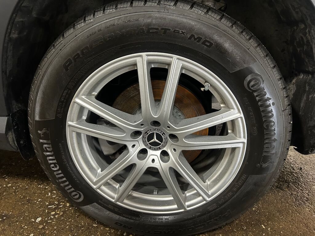 Used 2025 Polar White Mercedes-Benz GLC 300 image 33