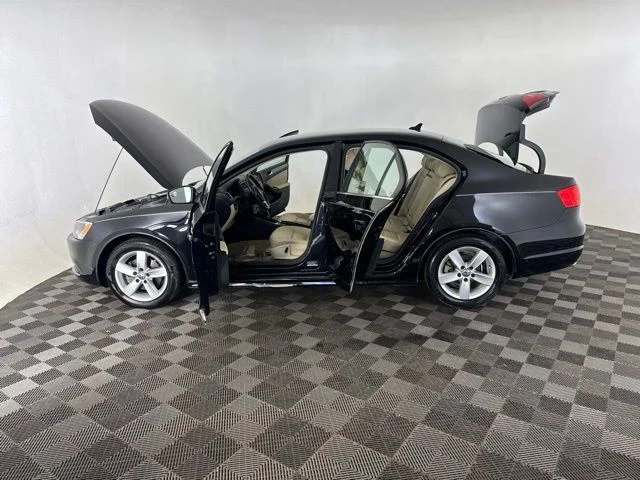 Used 2014  Volkswagen 2.0L TDI image 11