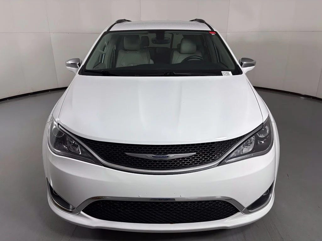 Used 2017 White Chrysler Limited image 3