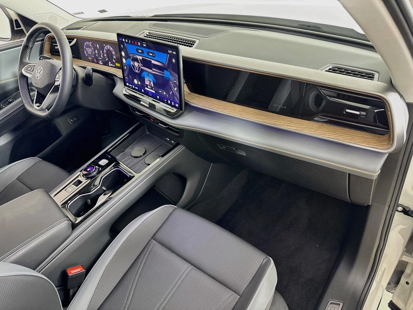 New 2027 Sandstone Volkswagen SE w/Technology image 30