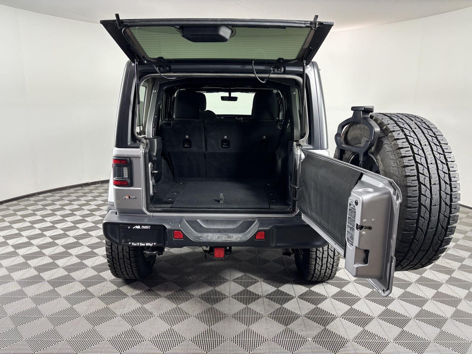 Used 2020 Billet Silver Metallic Jeep Sahara image 5