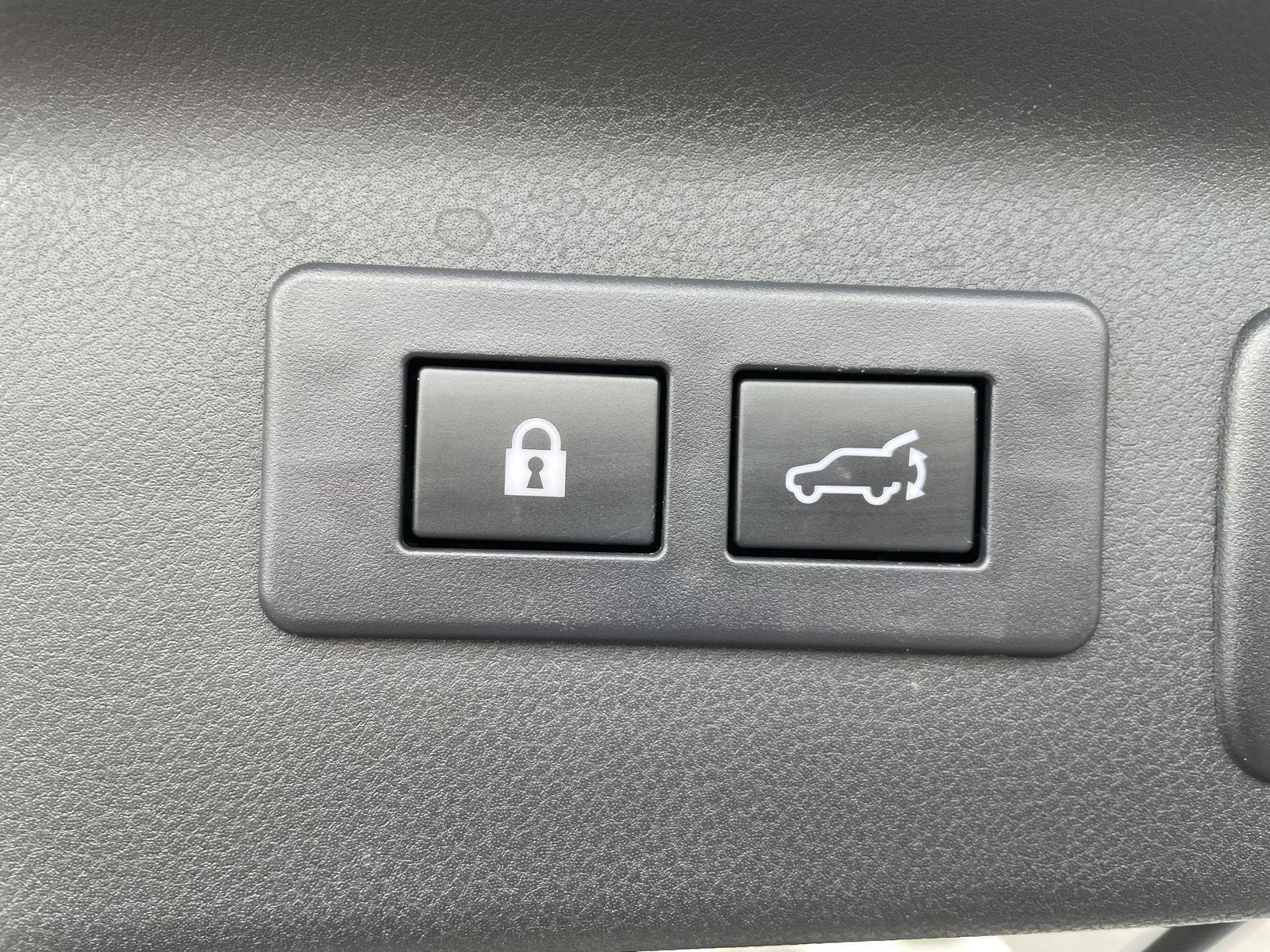 Used 2025 Crystal White Pearl Subaru Premium image 33