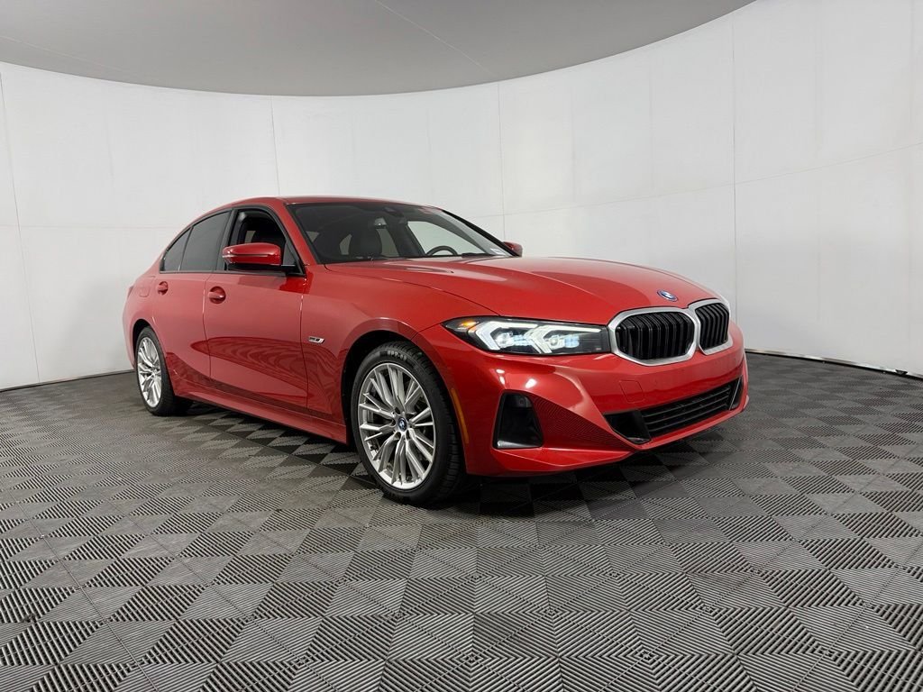 2023 BMW 3 Series 330e - Photo 3