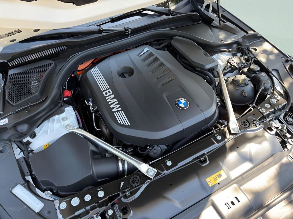 New 2027 Mineral White Metallic BMW 550e xDrive image 24