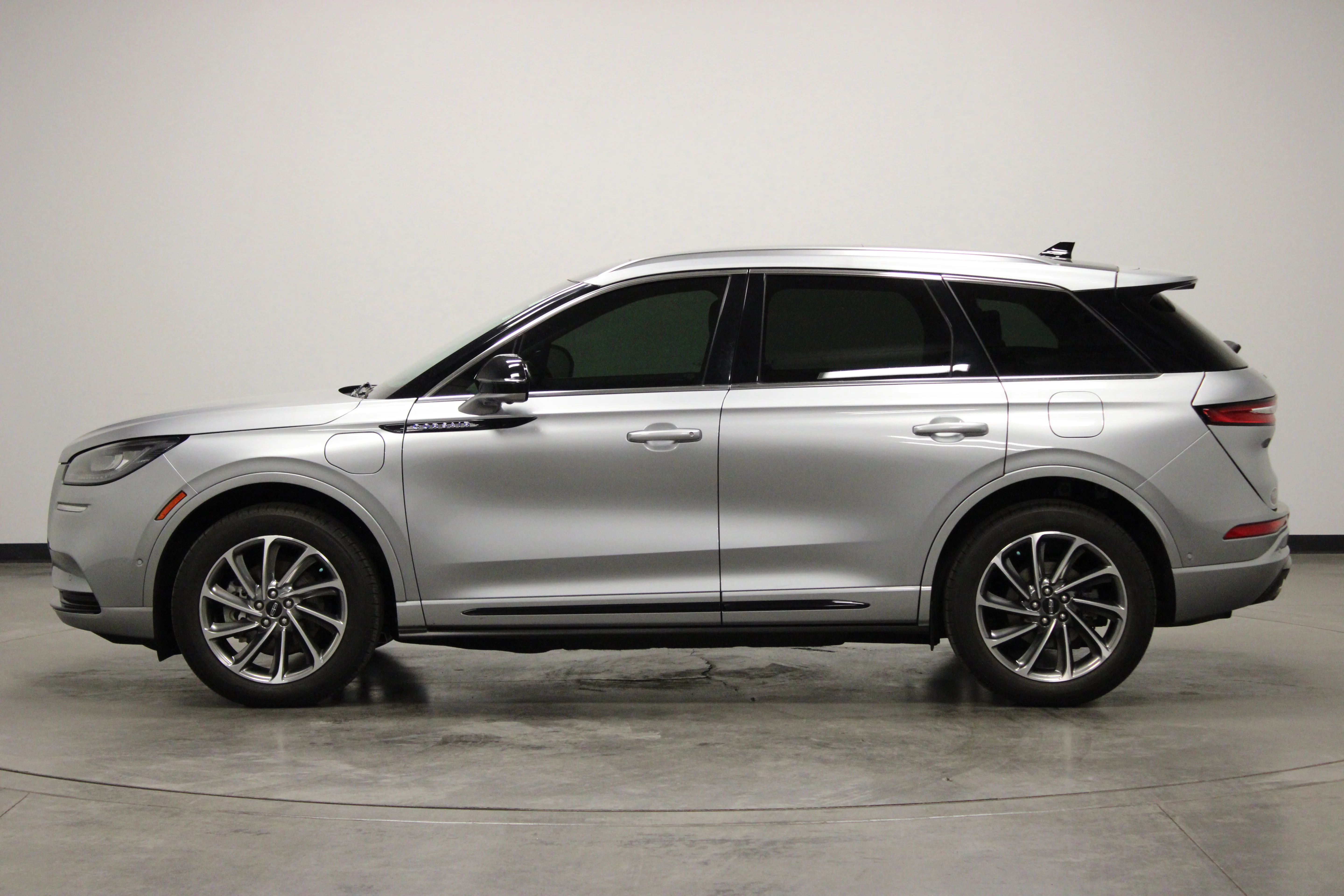 Used 2022 Silver Radiance Metallic Clearcoat Lincoln Grand Touring image 5