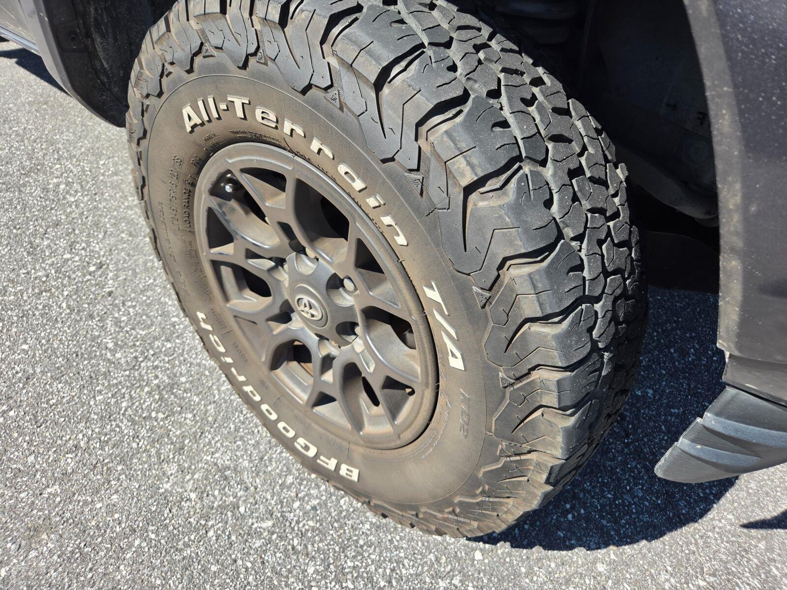 Used 2020 Grey Toyota SR5 image 4