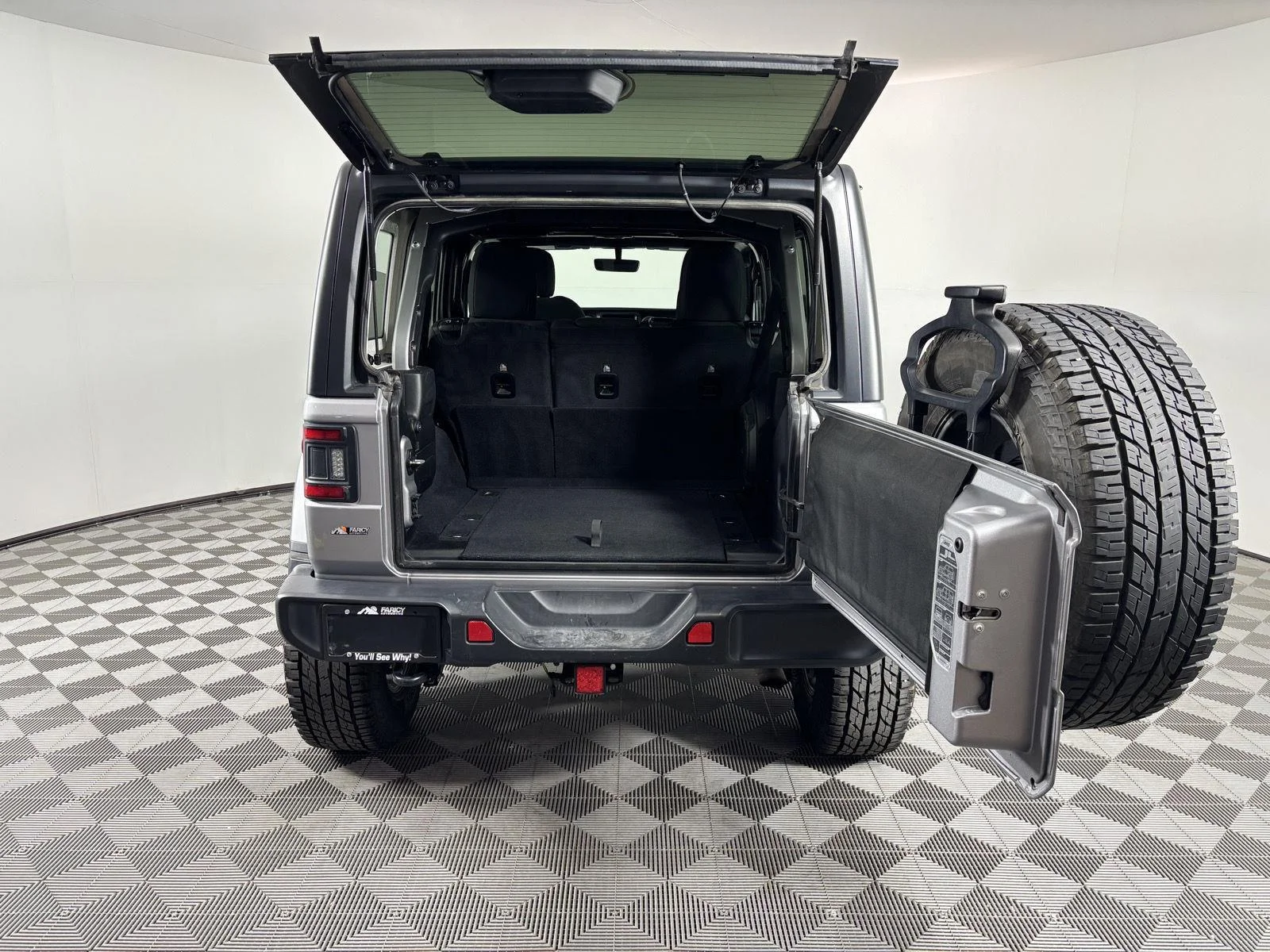 Used 2020 Billet Silver Metallic Jeep Sahara image 5