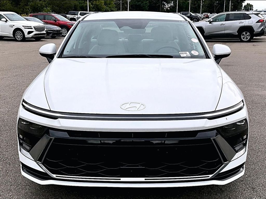 Used 2025 White Hyundai SEL image 2