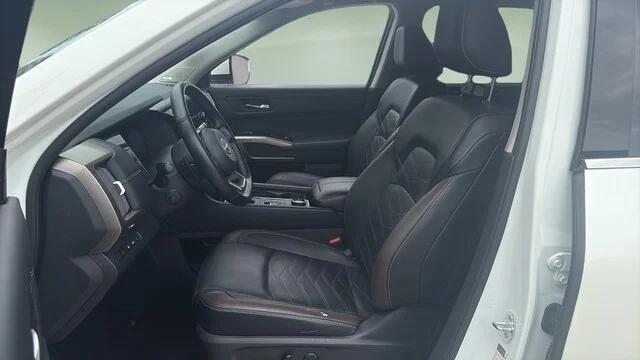 Used 2023 Pearl White Tricoat Nissan Platinum image 11