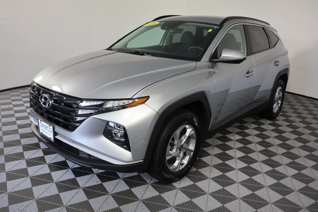 Used 2024 Silver Hyundai SEL image 4
