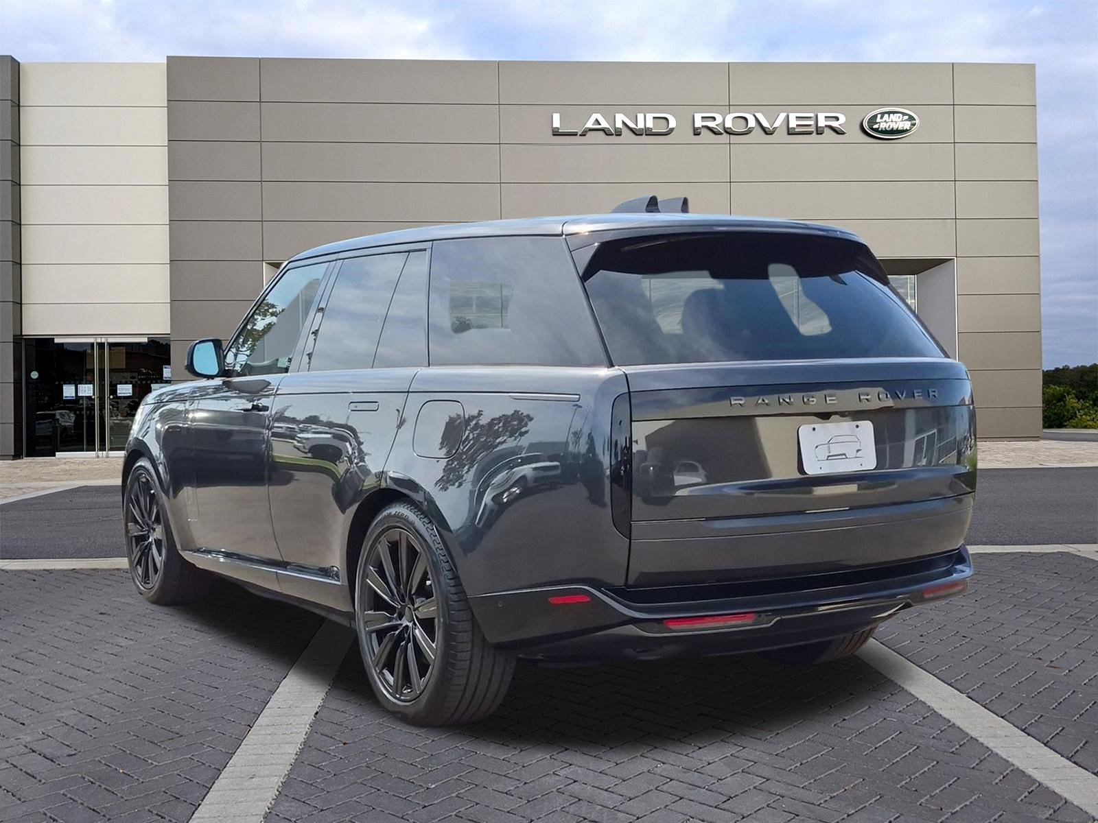 New 2026 Carpathian Grey Premium Metallic Land Rover SE image 7