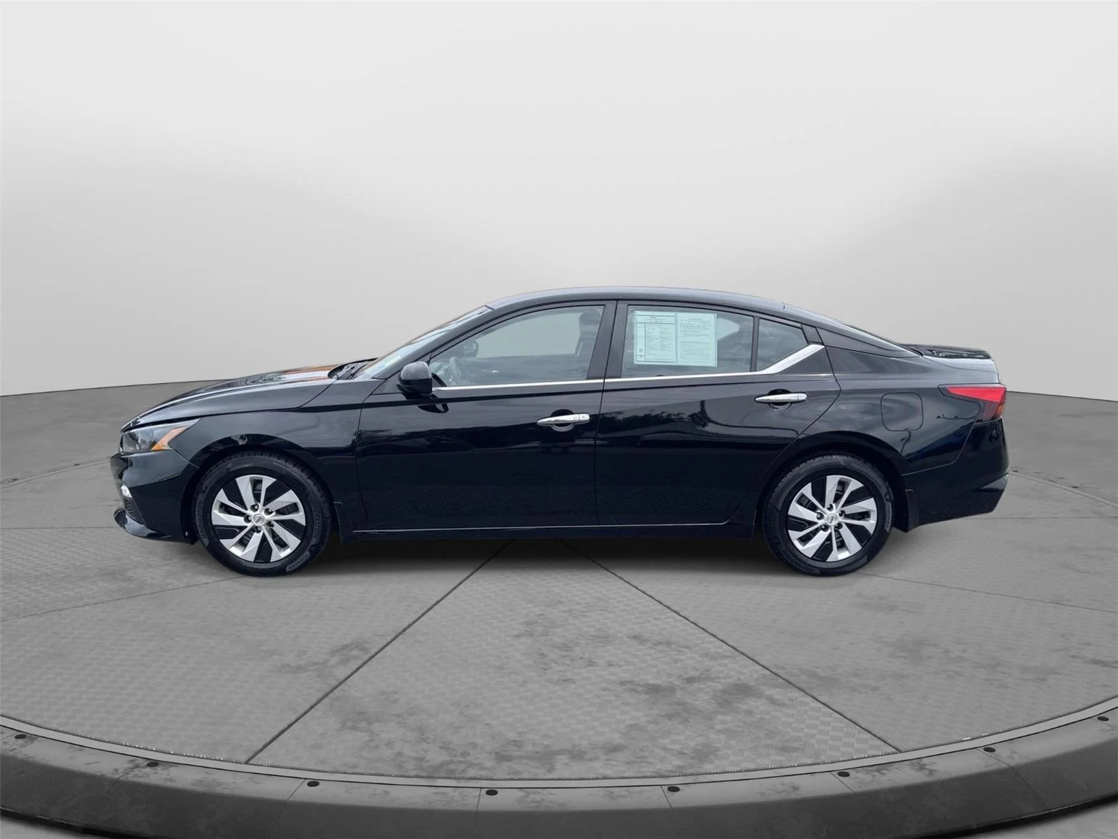 Used 2022 Super Black Nissan 2.5 S image 17