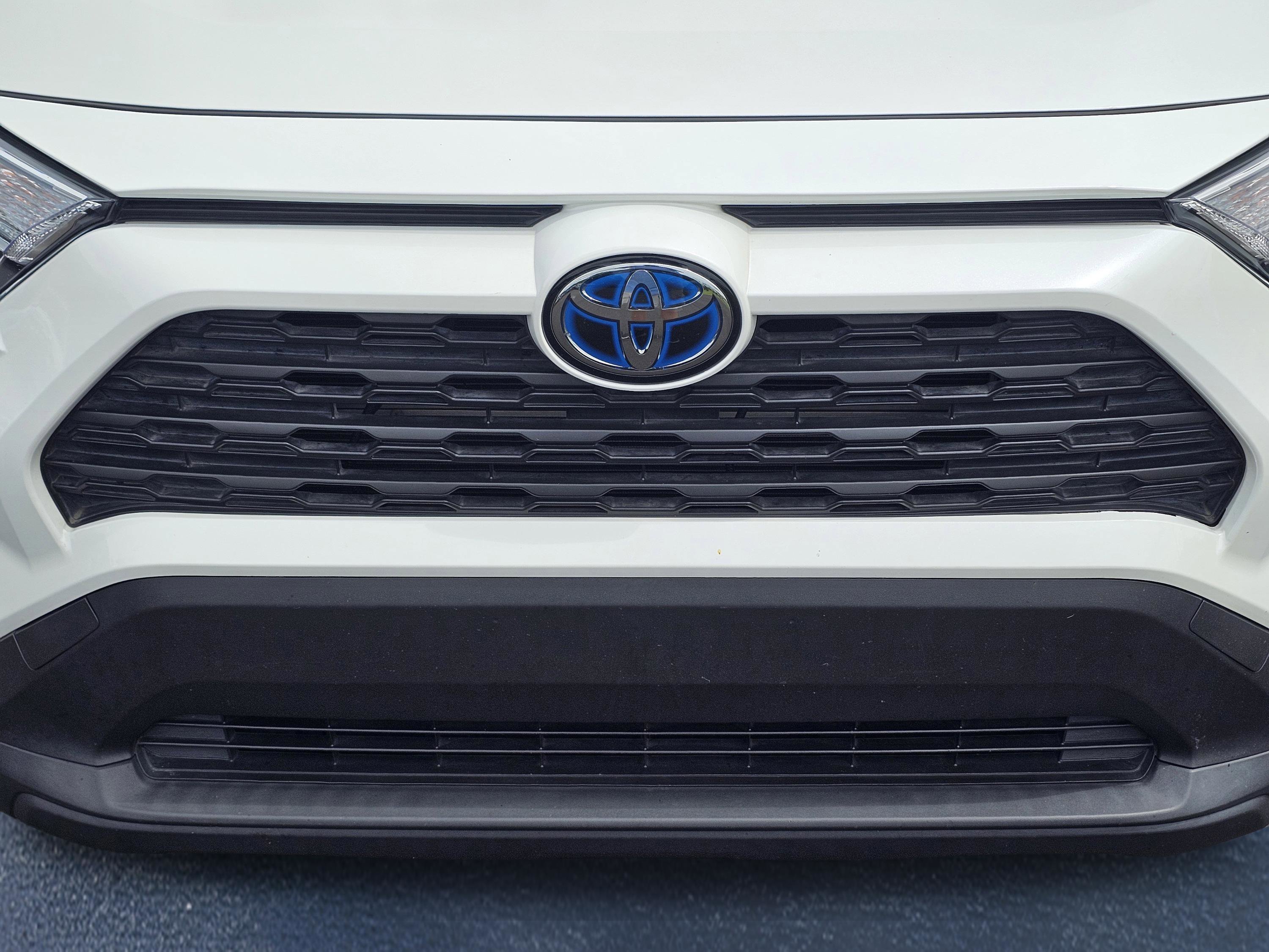 Used 2021 Blizzard Pearl Toyota Hybrid XLE Premium image 3