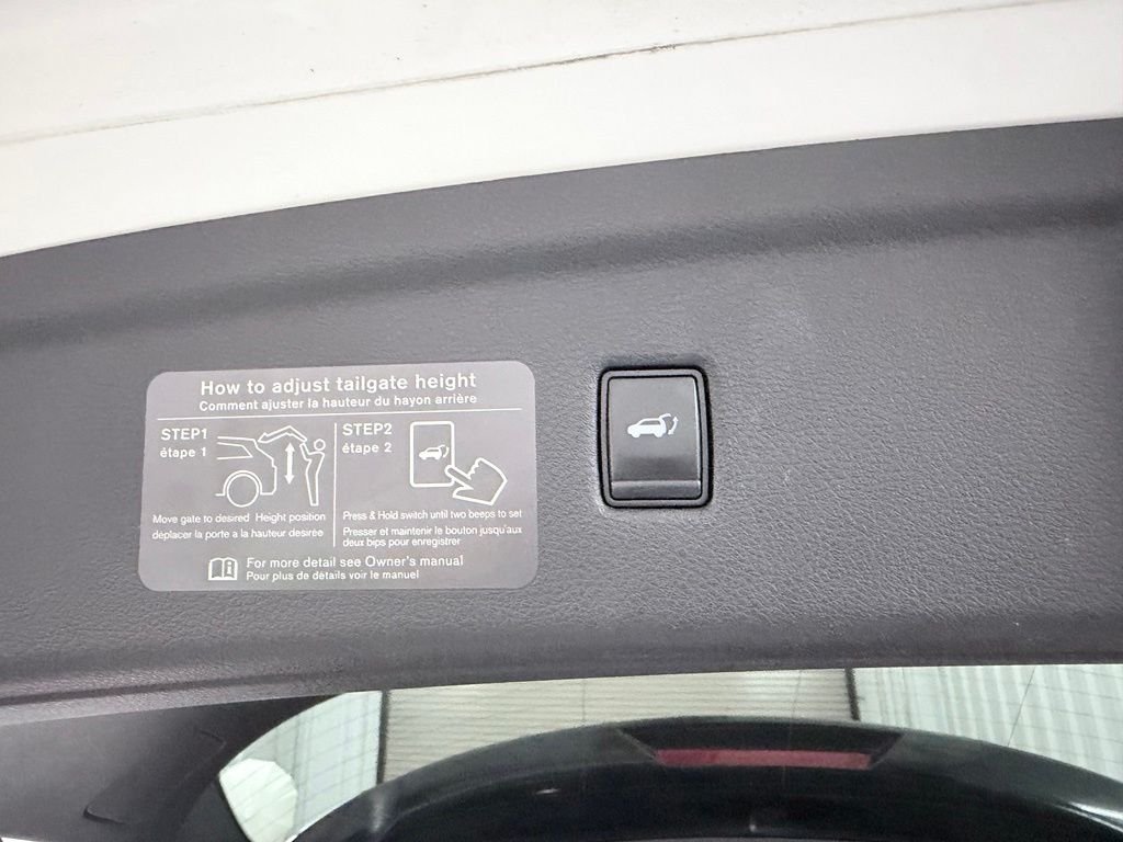 Used 2020 White INFINITI LUXE image 32