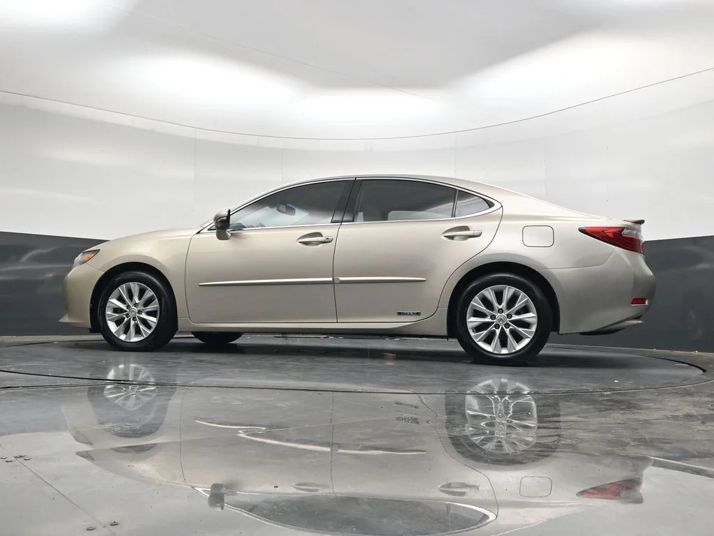 Used 2013 Beige Lexus 300h image 31
