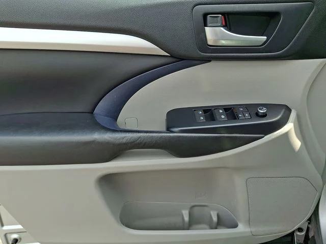 Used 2017 Silver Toyota XLE image 13