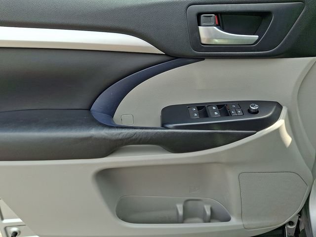 Used 2017 Silver Toyota XLE image 13