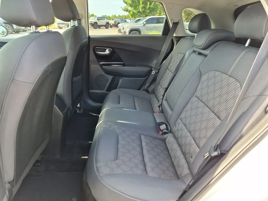 Used 2020 White Kia LXS image 33