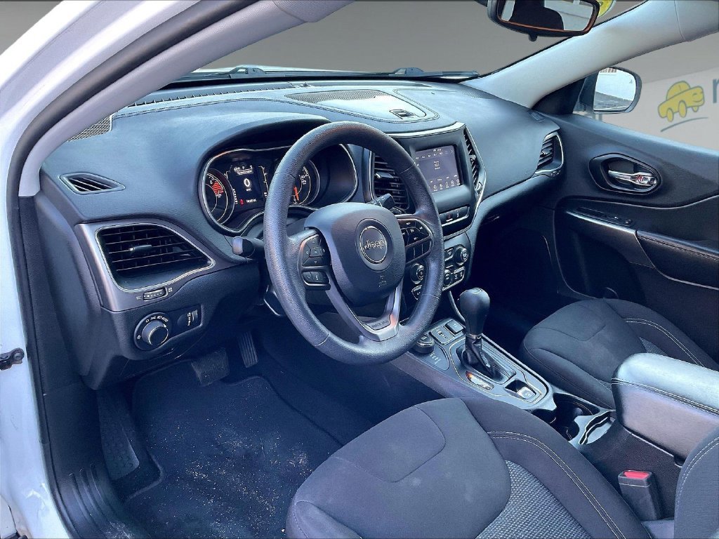 Used 2021 White Jeep Latitude image 8