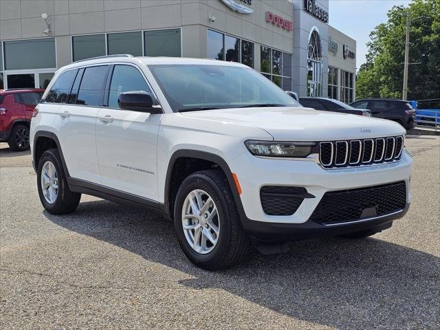 New 2026 Bright White Clear-Coat Exterior Paint Jeep Laredo image 5