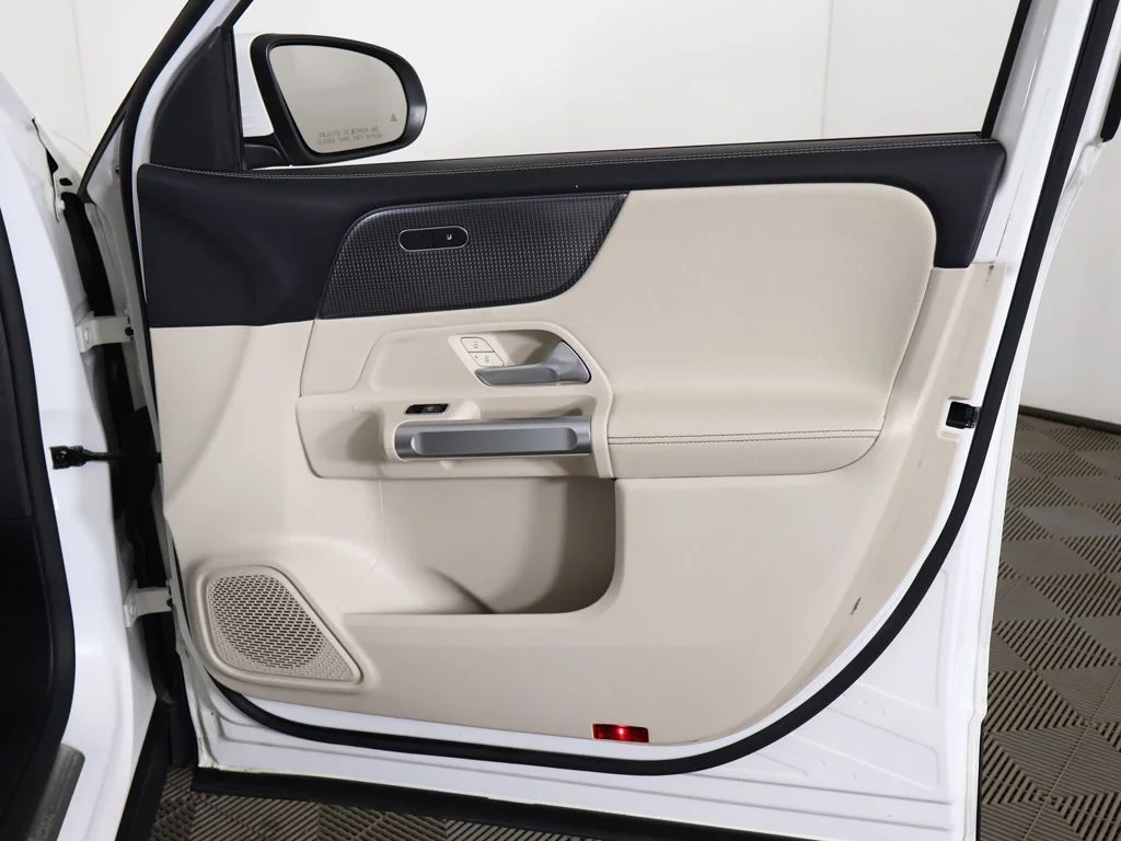 Used 2022 Polar White Mercedes-Benz GLB 250 image 25