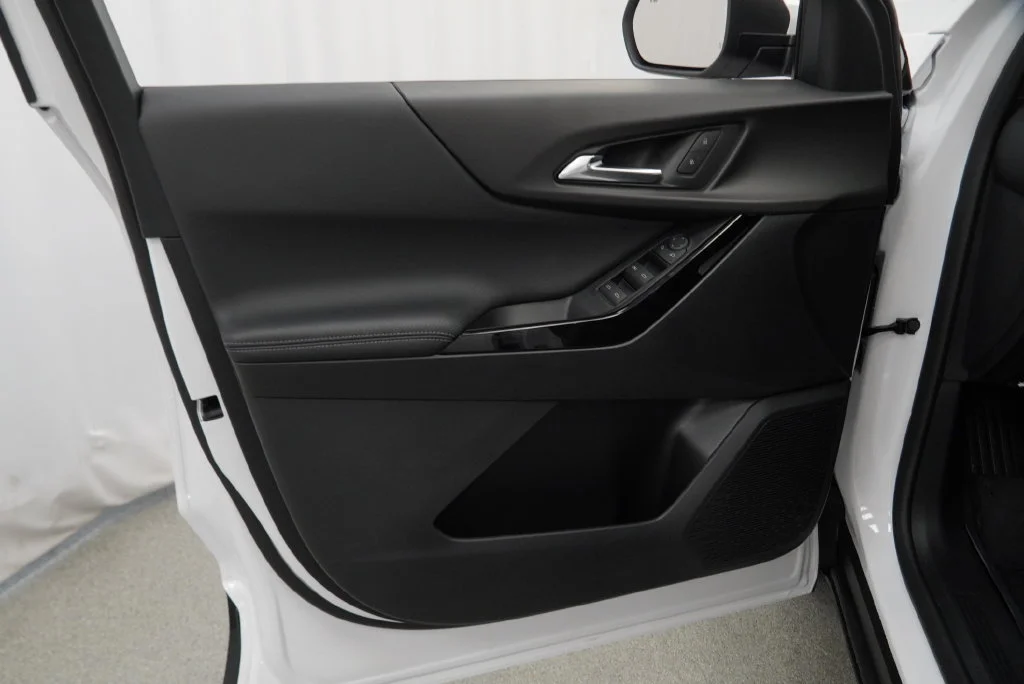 New 2027 Summit White Chevrolet LT image 22