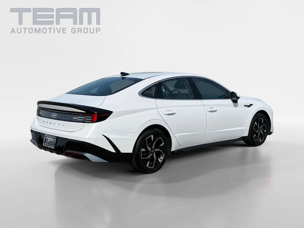 Used 2025 White Hyundai SEL image 7