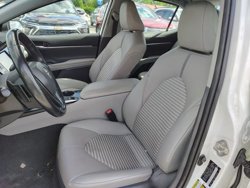 Used 2020 White Toyota SE image 9
