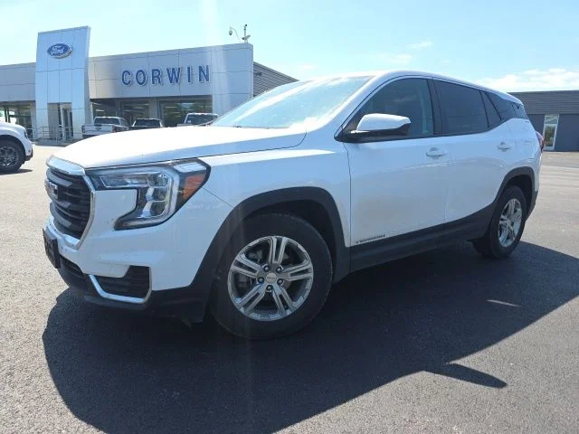 Used 2024 Summit White GMC SLE image 1