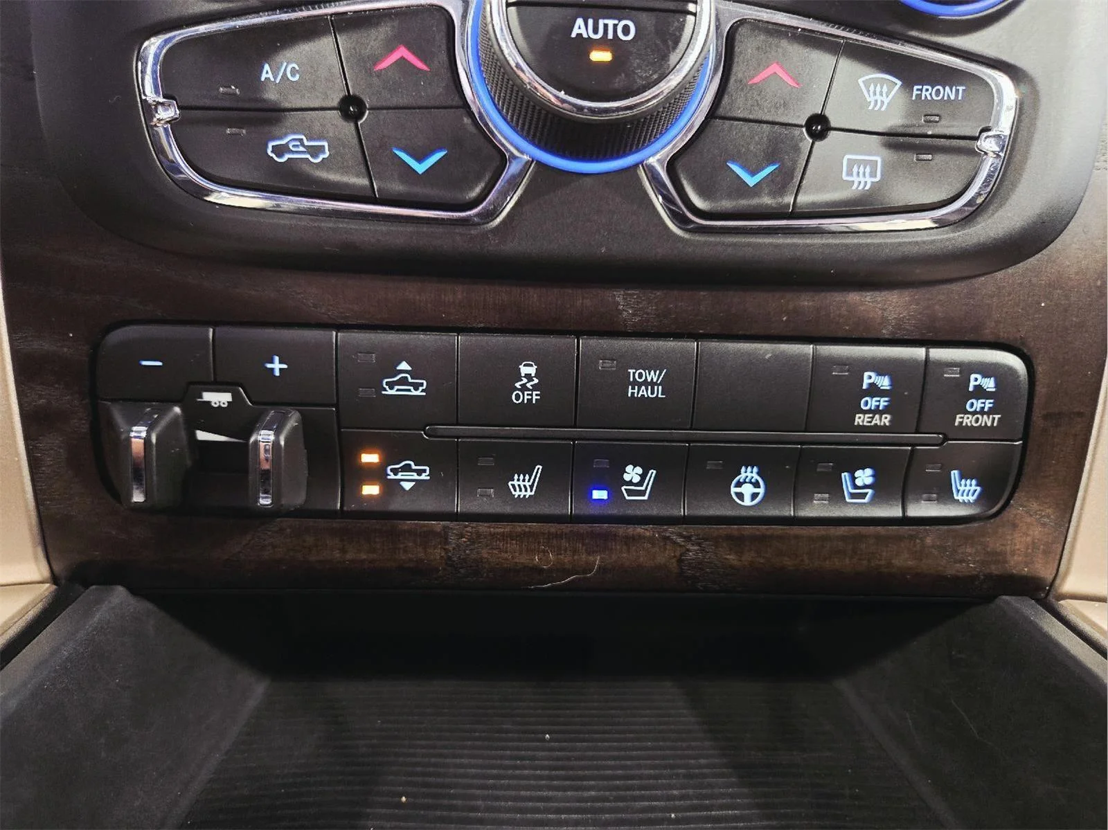 Used 2014 Black Gold Pearlcoat Ram Longhorn image 26