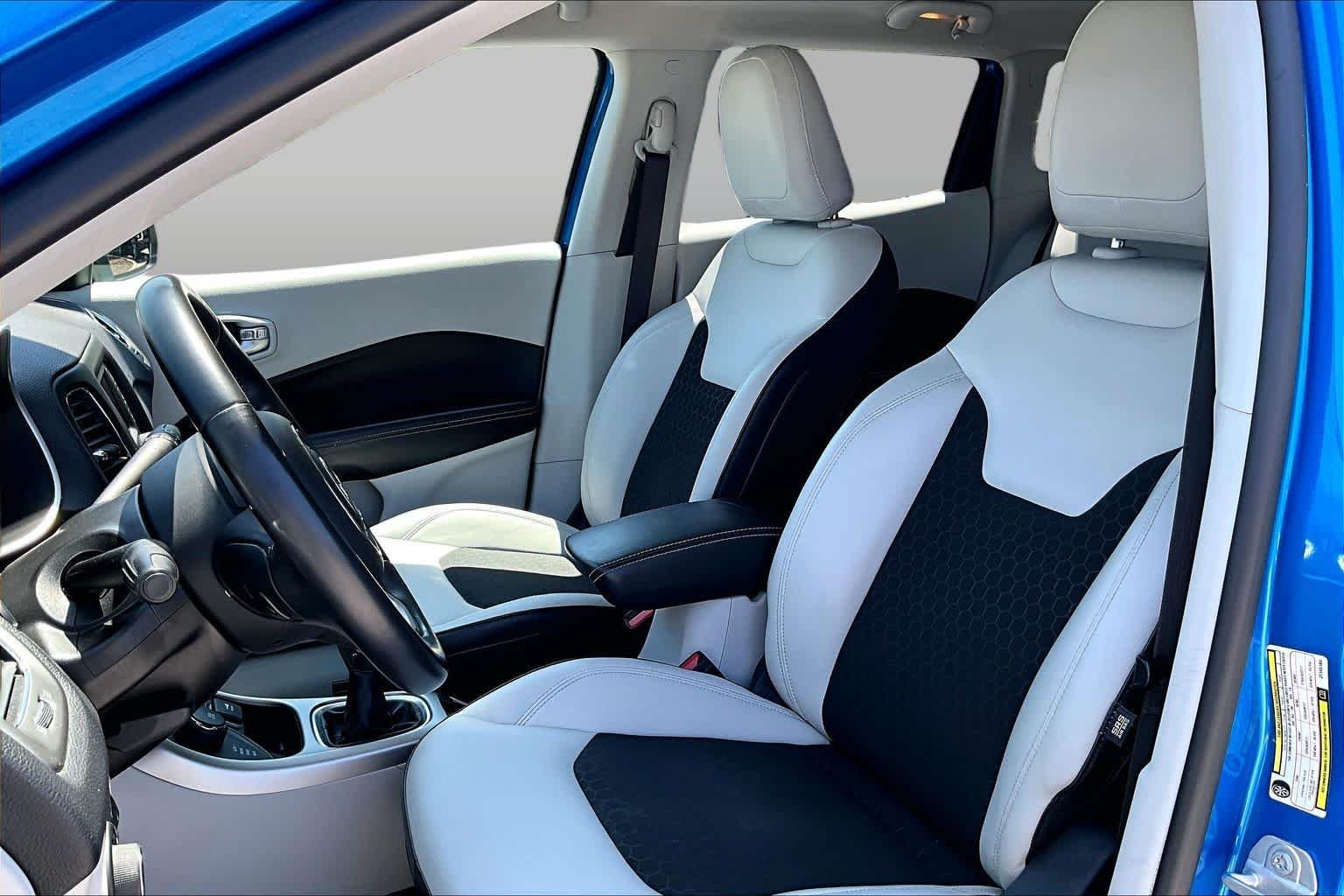 Used 2018 Laser Blue Pearlcoat Jeep Latitude image 8