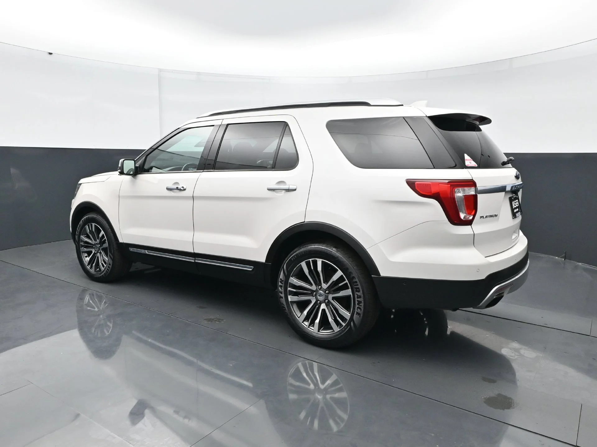 Used 2017  Ford Platinum image 4