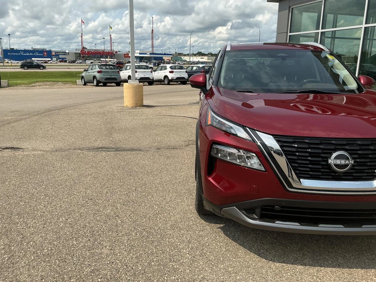 Used 2023  Nissan SL image 8