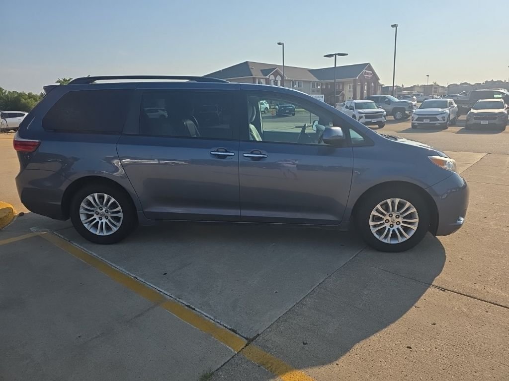 Used 2015 Blue Toyota XLE image 3