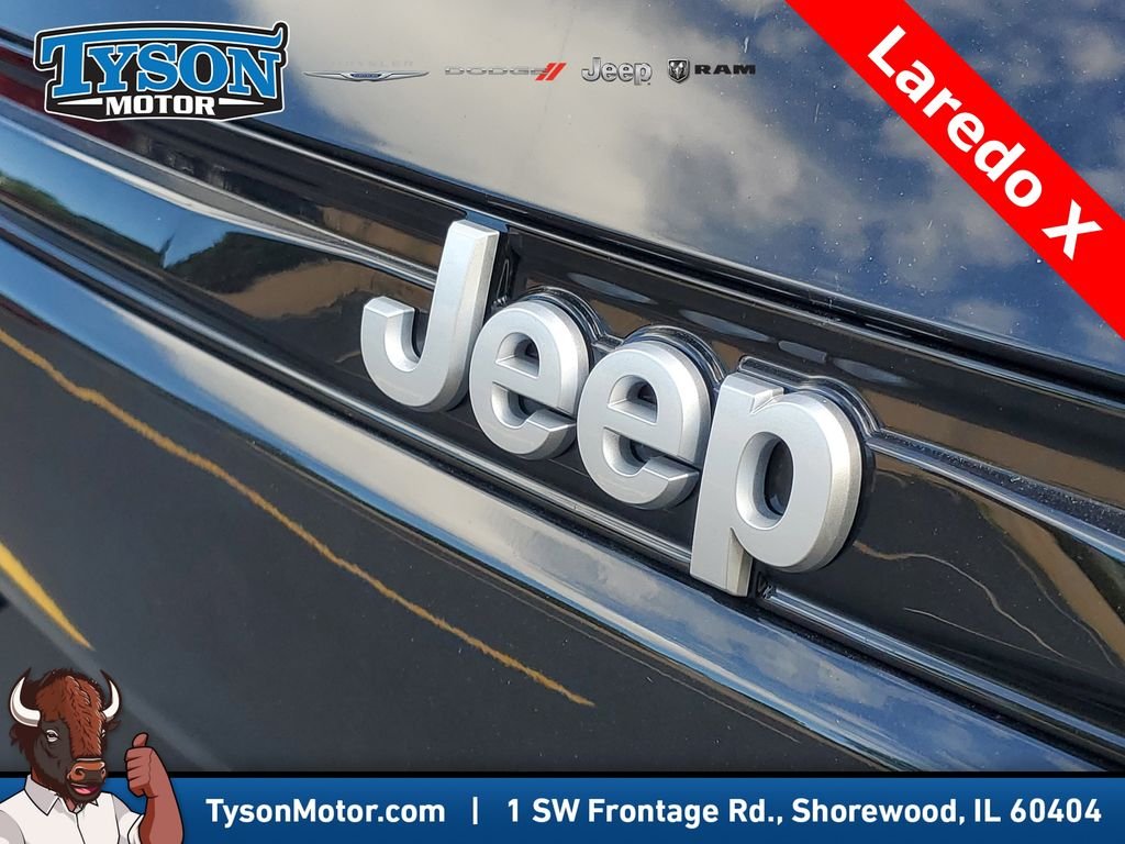 New 2025 Diamond Black Crystal Pearl-Coat Exterior Paint Jeep Laredo X image 5