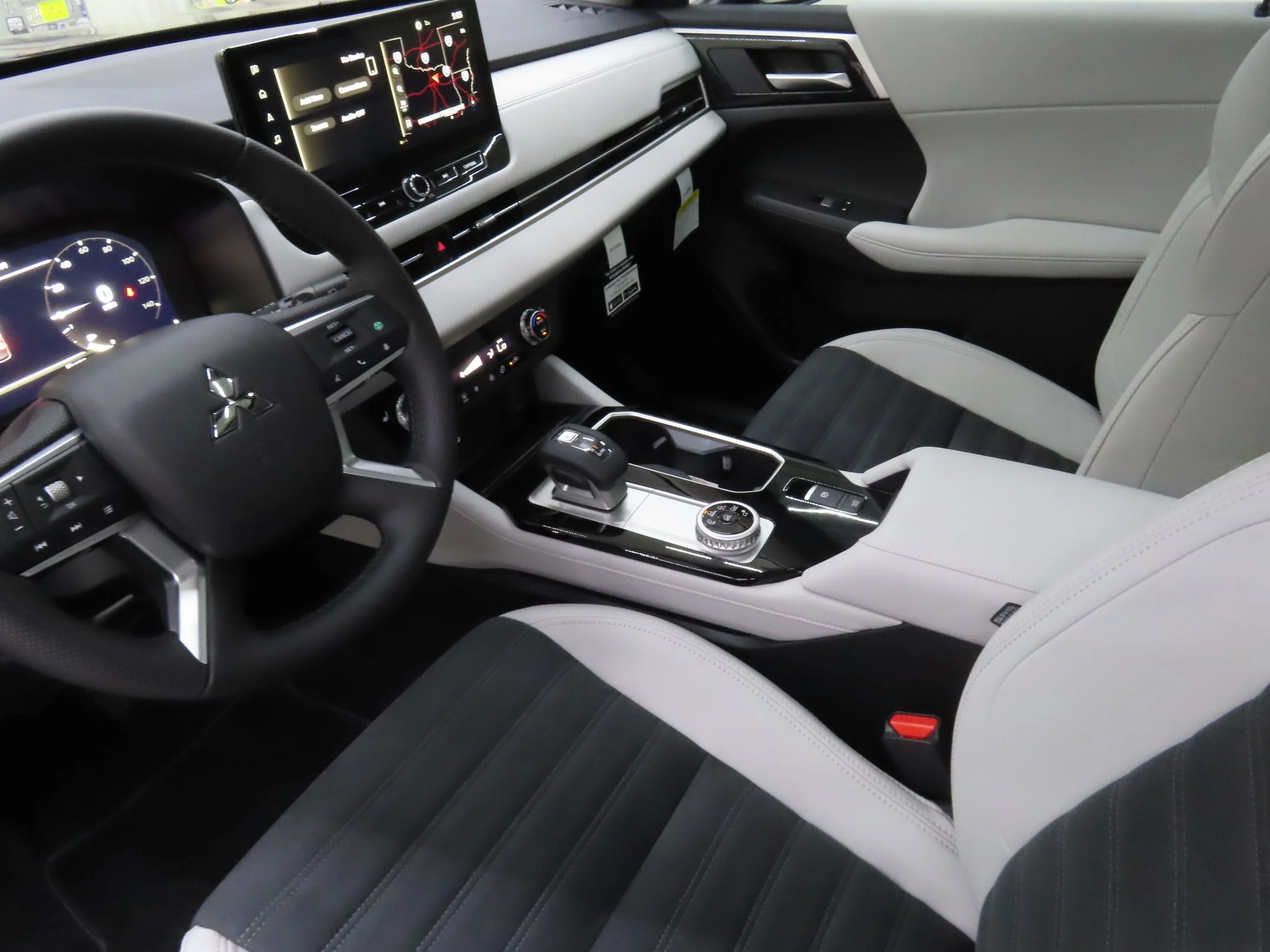 Used 2025 Blue Mitsubishi SE image 22