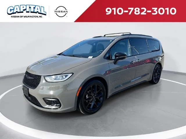 Used 2025 White Chrysler Limited image 1