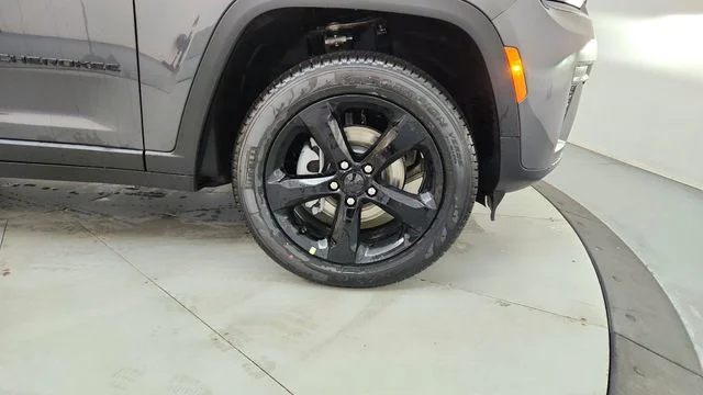 New 2026 Baltic Gray Metallic Clear-Coat Exterior Paint Jeep Limited image 15