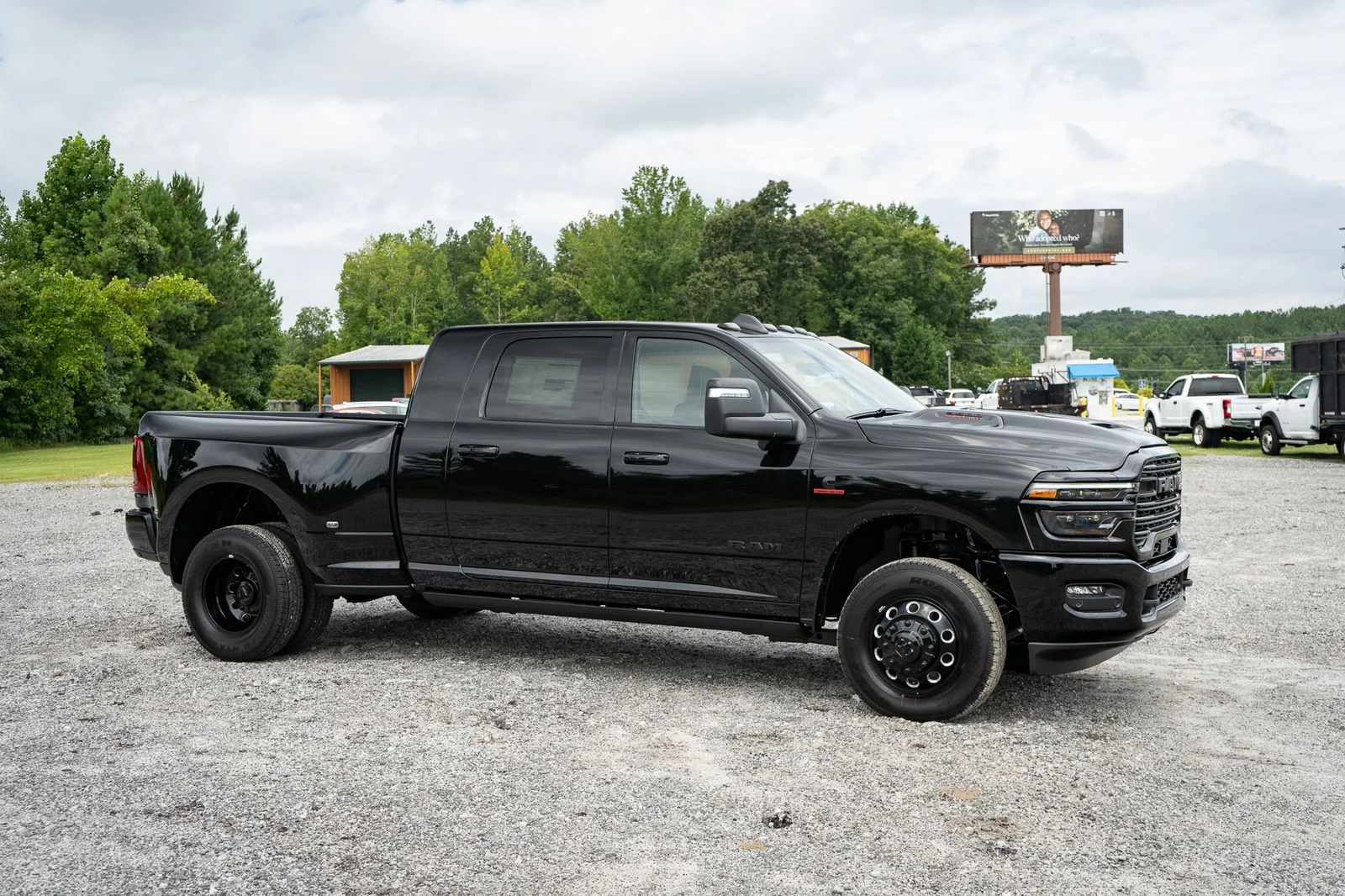 New 2026 Diamond Black Crystal Pearl-Coat Exterior Paint RAM Laramie image 22