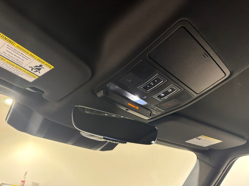 Used 2023 Fuji White Land Rover SE image 18