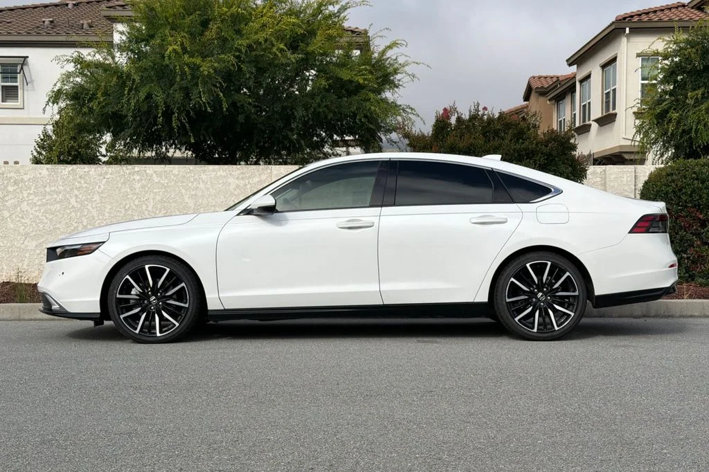 Used 2023 Platinum White Pearl Honda Touring image 8