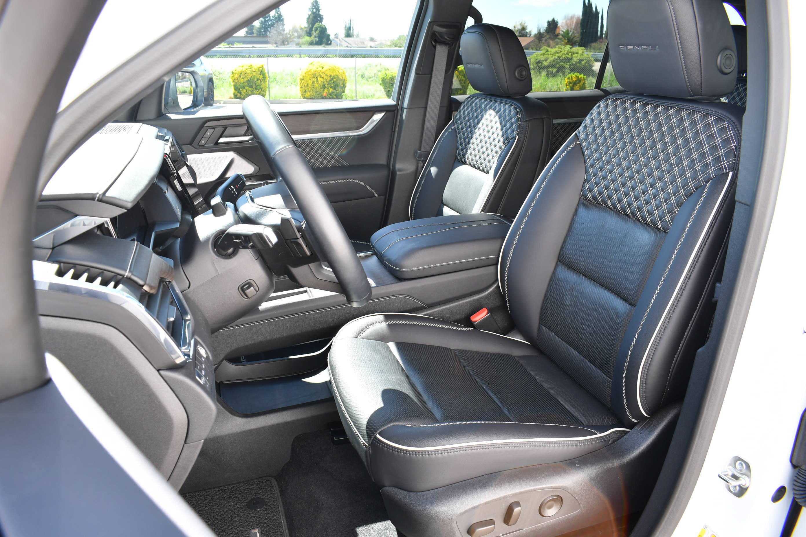 2025 GMC Acadia Denali - Photo 19