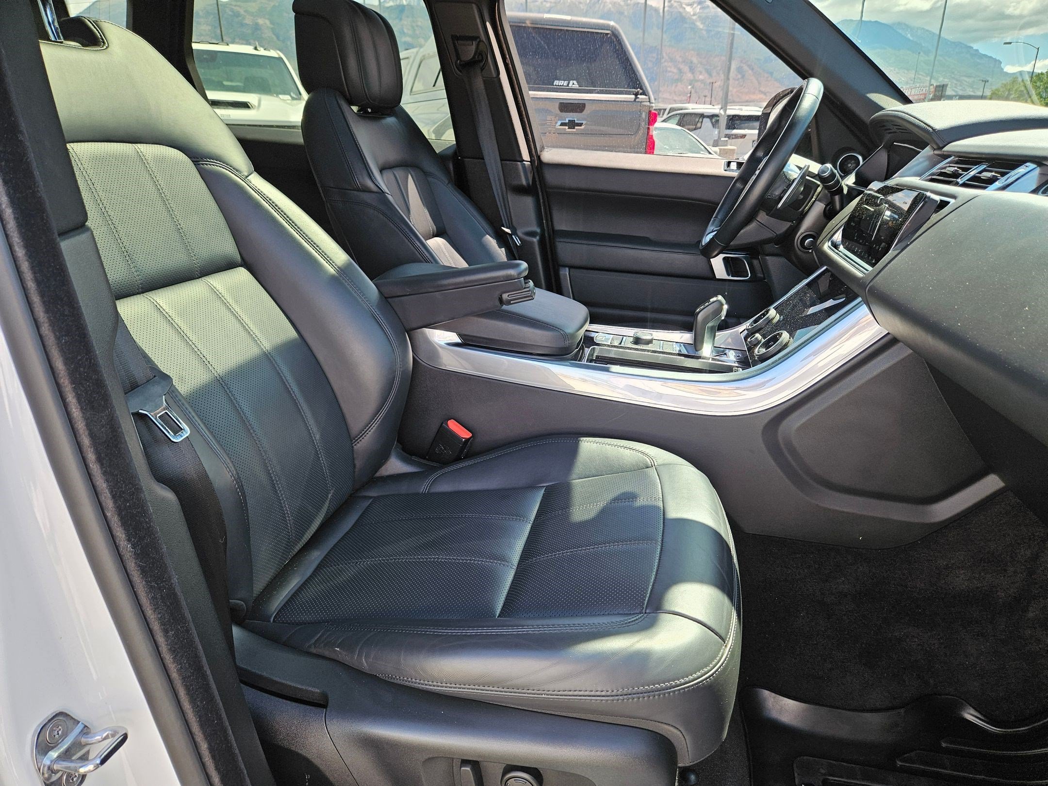 Used 2022 White Land Rover HSE Dynamic image 31