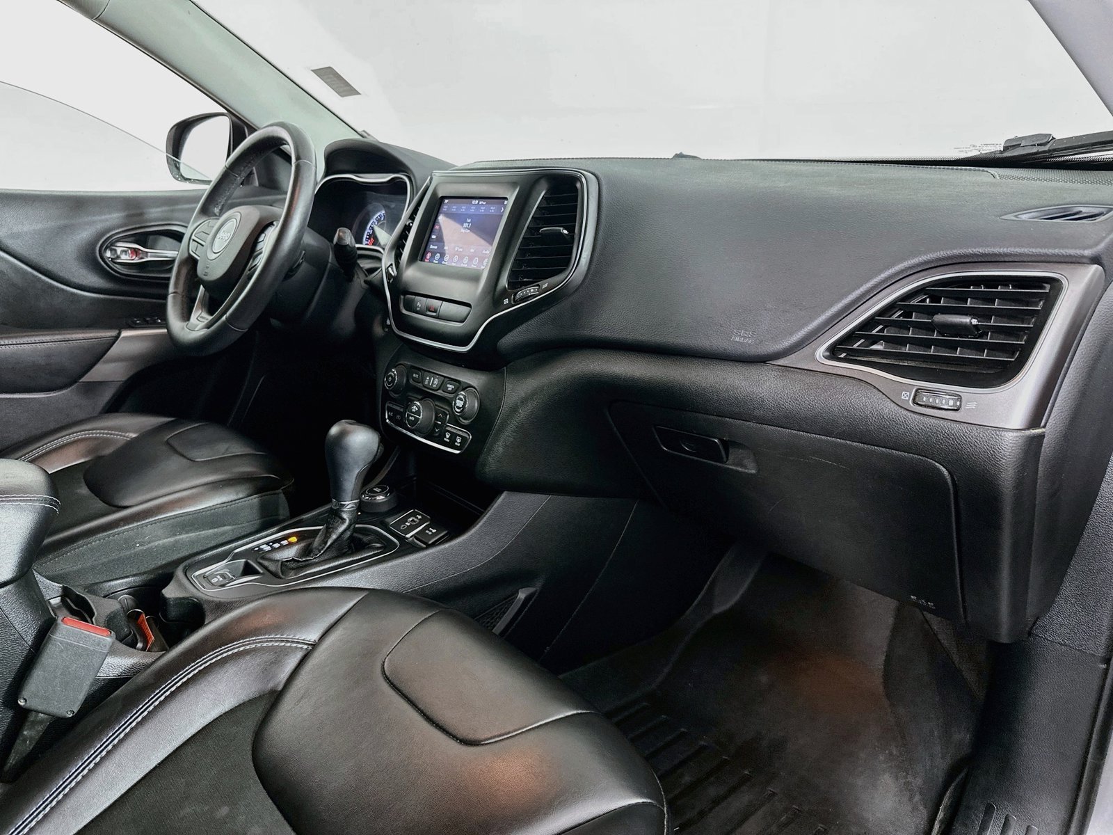 Used 2019 Billet Silver Metallic Clearcoat Jeep Latitude Plus image 27