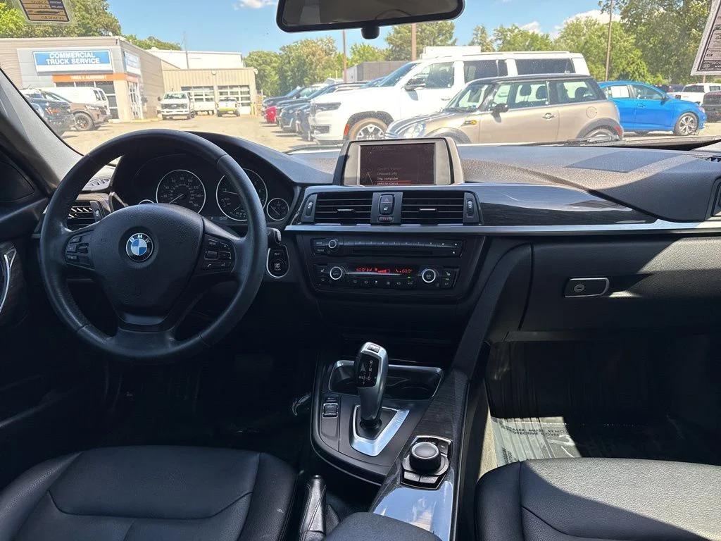 Used 2015 White BMW 320i xDrive image 10