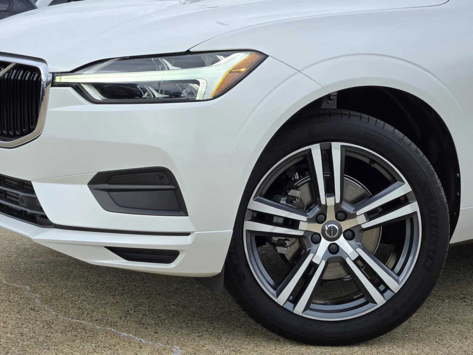 Used 2020 Crystal White Volvo Momentum image 7